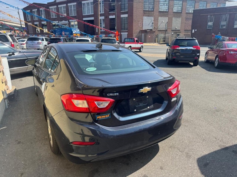 Chevrolet Cruze Vehicle Full-screen Gallery Image 03