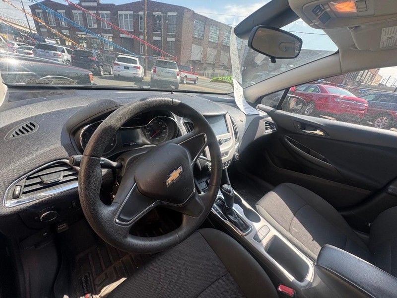 Chevrolet Cruze Vehicle Full-screen Gallery Image 04