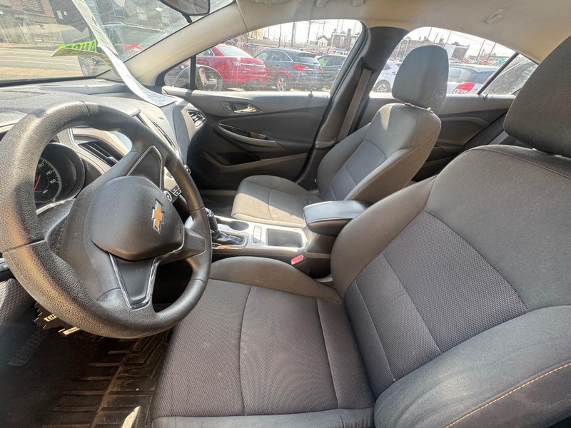 Chevrolet Cruze Vehicle Full-screen Gallery Image 05