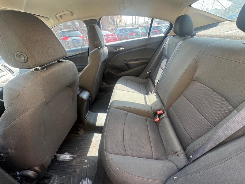 Chevrolet Cruze Vehicle Full-screen Gallery Image 06