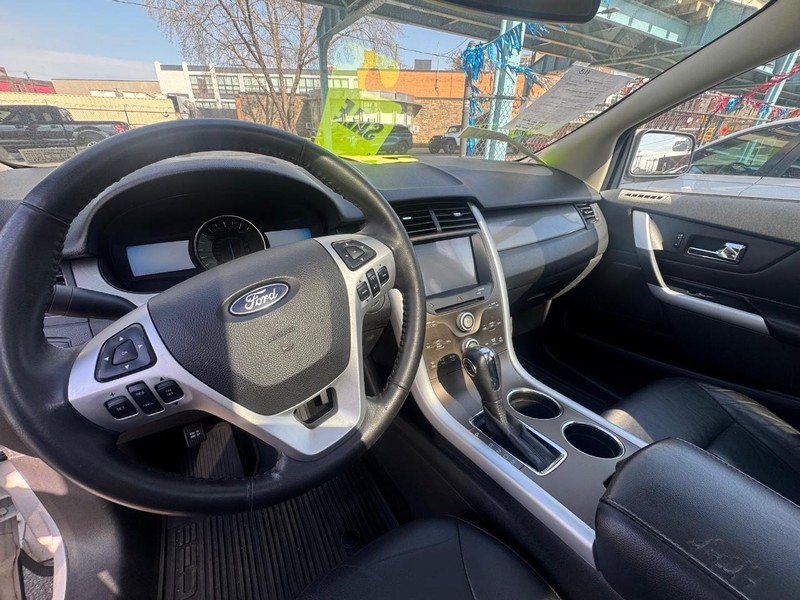 Ford Edge Vehicle Full-screen Gallery Image 03