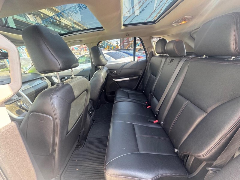 Ford Edge Vehicle Full-screen Gallery Image 06