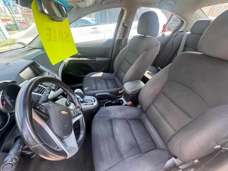 Chevrolet Cruze Vehicle Full-screen Gallery Image 05