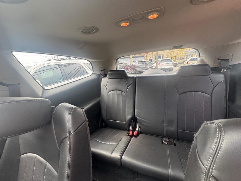 Buick Enclave Vehicle Full-screen Gallery Image 08