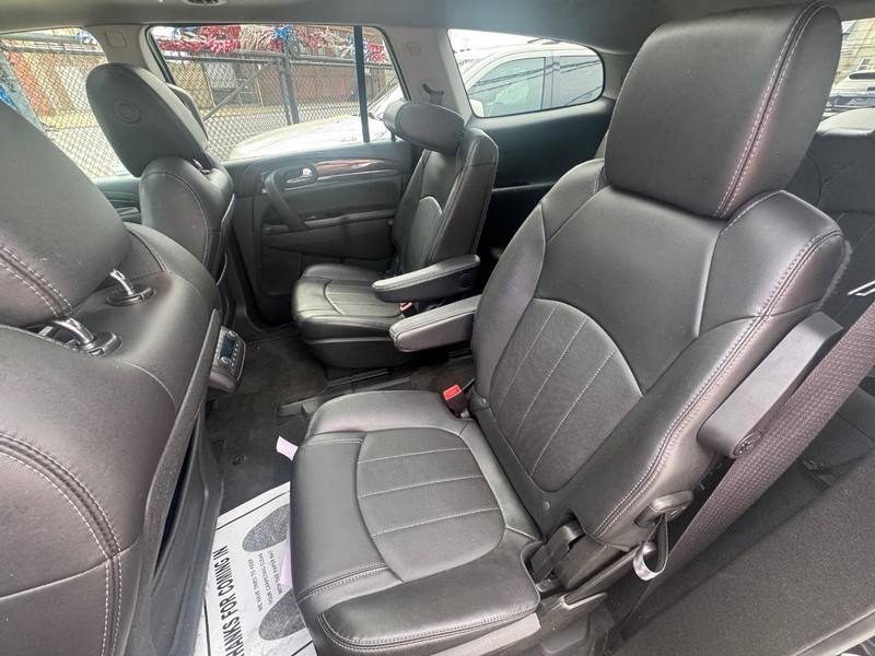 Buick Enclave Vehicle Full-screen Gallery Image 09