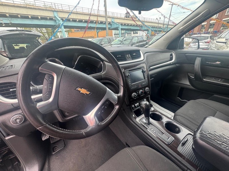 Chevrolet Traverse Vehicle Full-screen Gallery Image 05