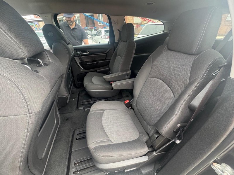 Chevrolet Traverse Vehicle Full-screen Gallery Image 06