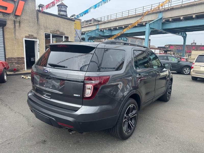 Ford Explorer Vehicle Full-screen Gallery Image 03