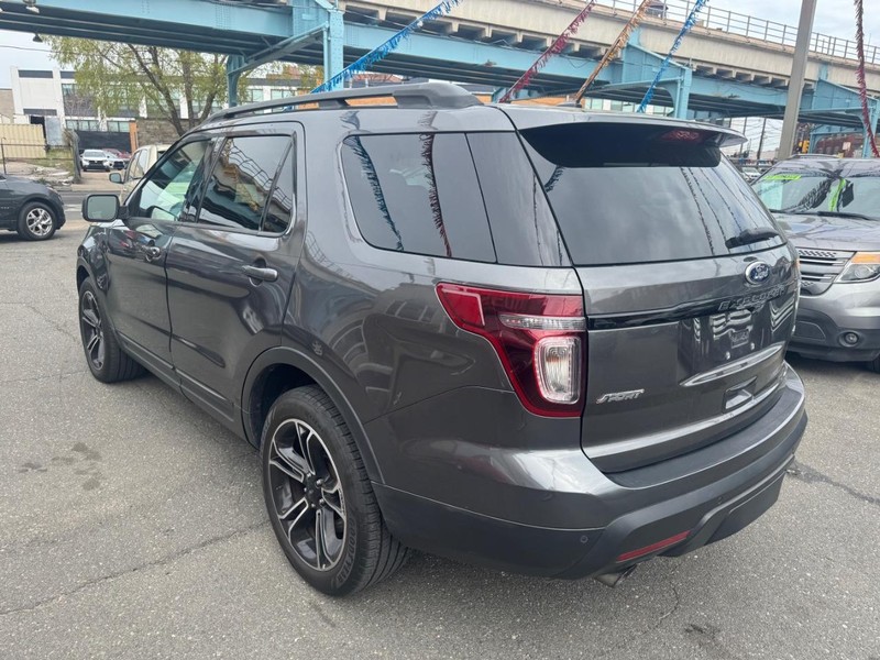 Ford Explorer Vehicle Full-screen Gallery Image 04