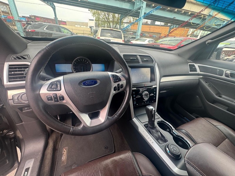 Ford Explorer Vehicle Full-screen Gallery Image 05