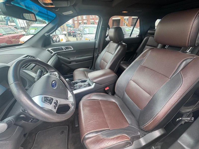 Ford Explorer Vehicle Full-screen Gallery Image 06