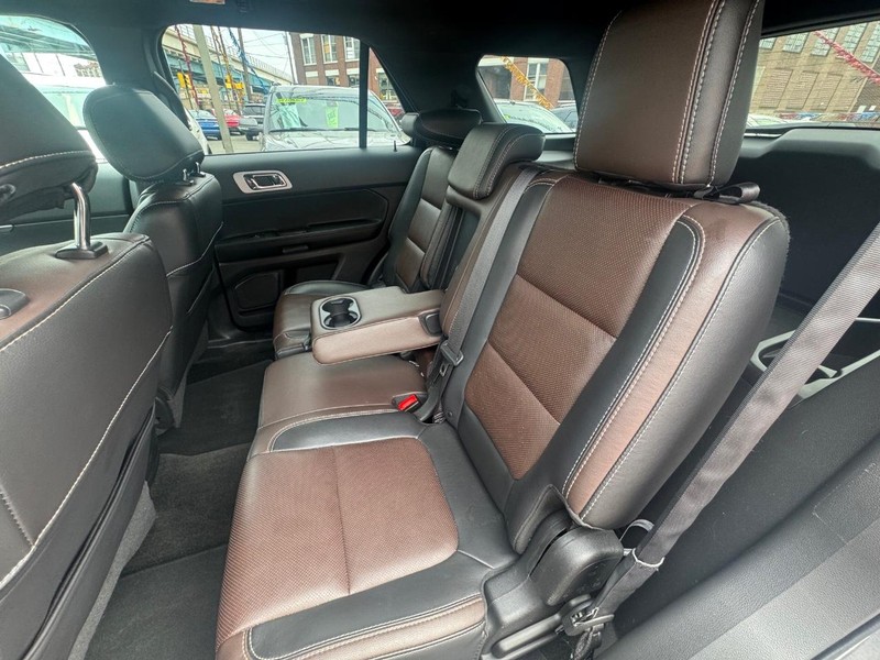 Ford Explorer Vehicle Full-screen Gallery Image 07