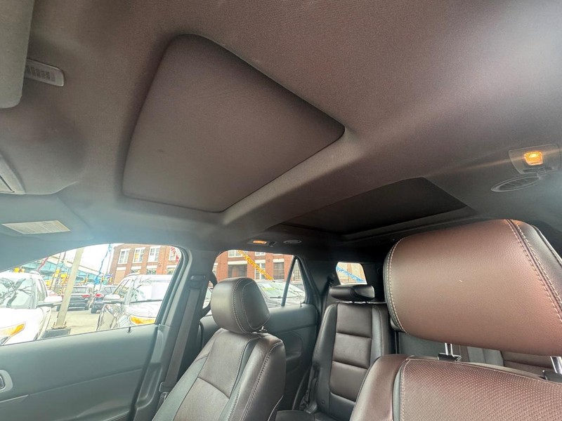 Ford Explorer Vehicle Full-screen Gallery Image 08