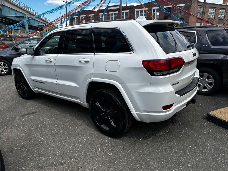 Jeep Grand Cherokee Vehicle Full-screen Gallery Image 04