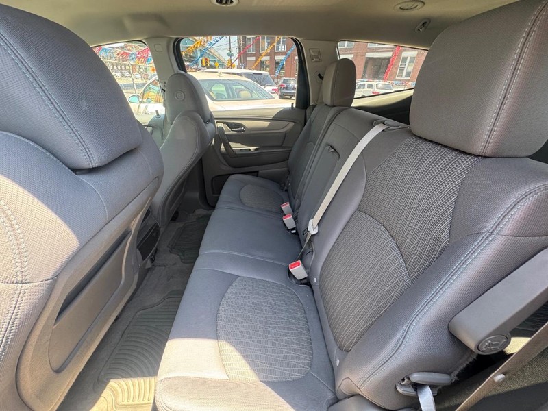Chevrolet Traverse Vehicle Full-screen Gallery Image 03