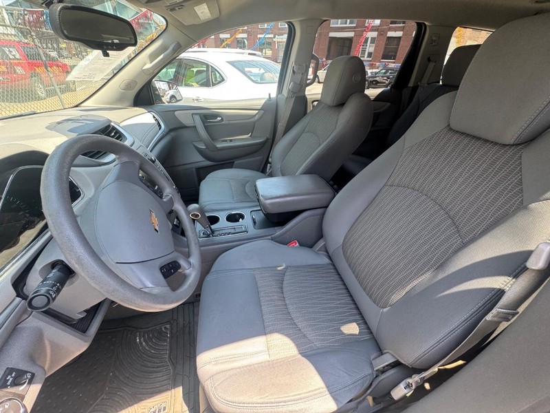 Chevrolet Traverse Vehicle Full-screen Gallery Image 04