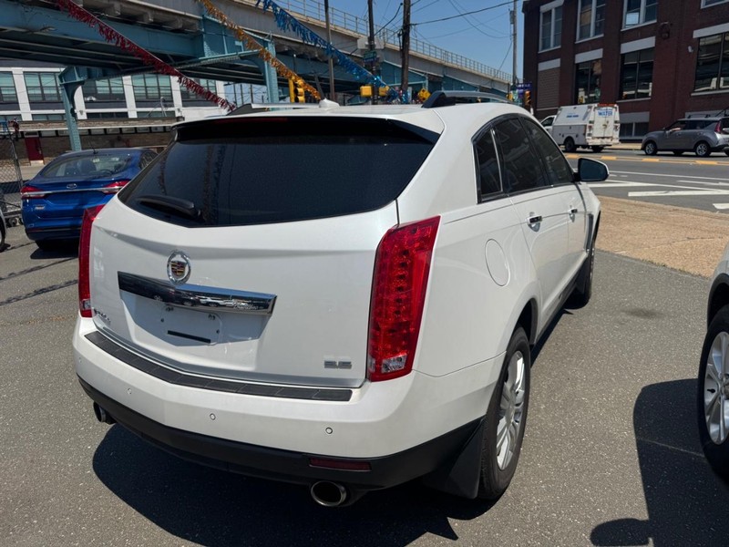 Cadillac SRX Vehicle Full-screen Gallery Image 03