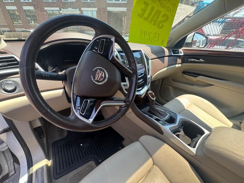 Cadillac SRX Vehicle Full-screen Gallery Image 05