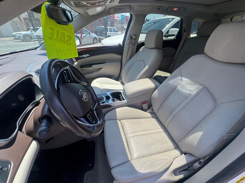 Cadillac SRX Vehicle Full-screen Gallery Image 06