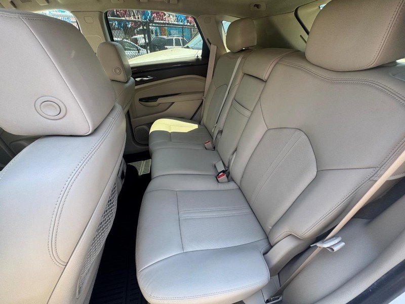 Cadillac SRX Vehicle Full-screen Gallery Image 07