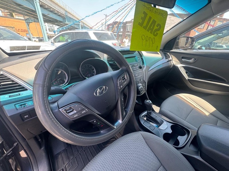 Hyundai Santa Fe Sport Vehicle Full-screen Gallery Image 05