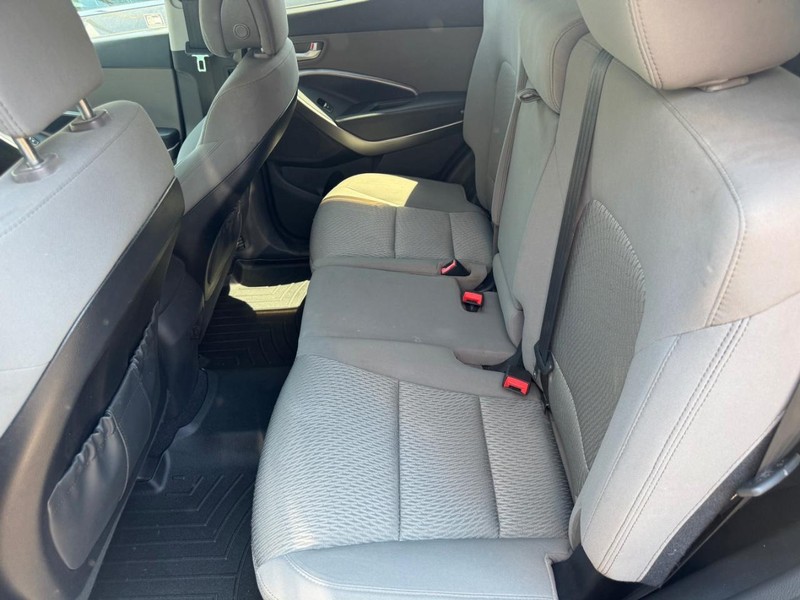 Hyundai Santa Fe Sport Vehicle Full-screen Gallery Image 06