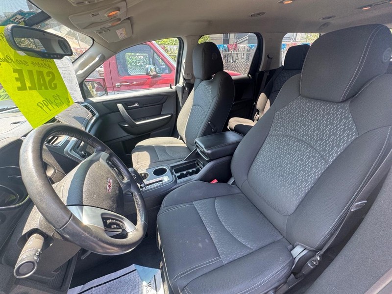 GMC Acadia Vehicle Full-screen Gallery Image 08
