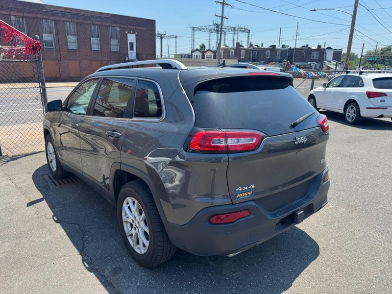 Jeep Cherokee Vehicle Full-screen Gallery Image 03