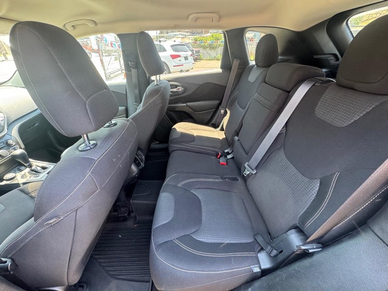 Jeep Cherokee Vehicle Full-screen Gallery Image 07