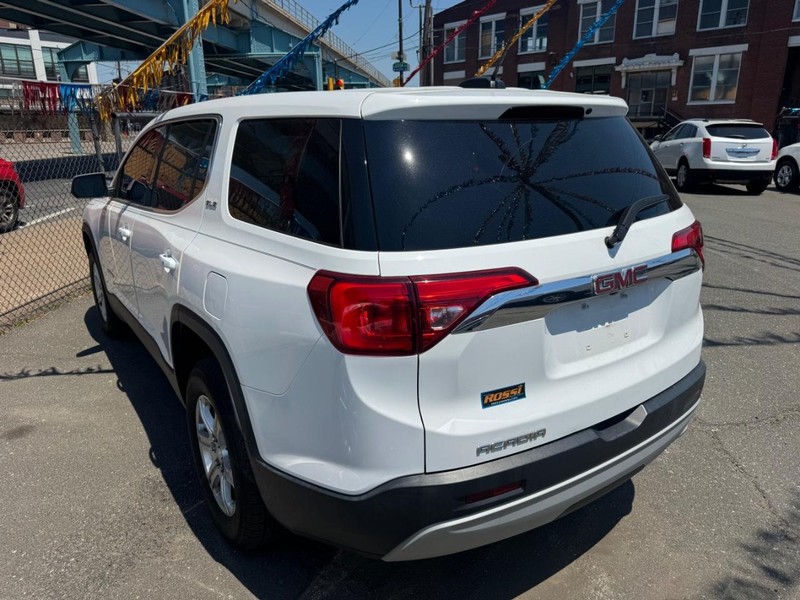 GMC Acadia Vehicle Full-screen Gallery Image 03