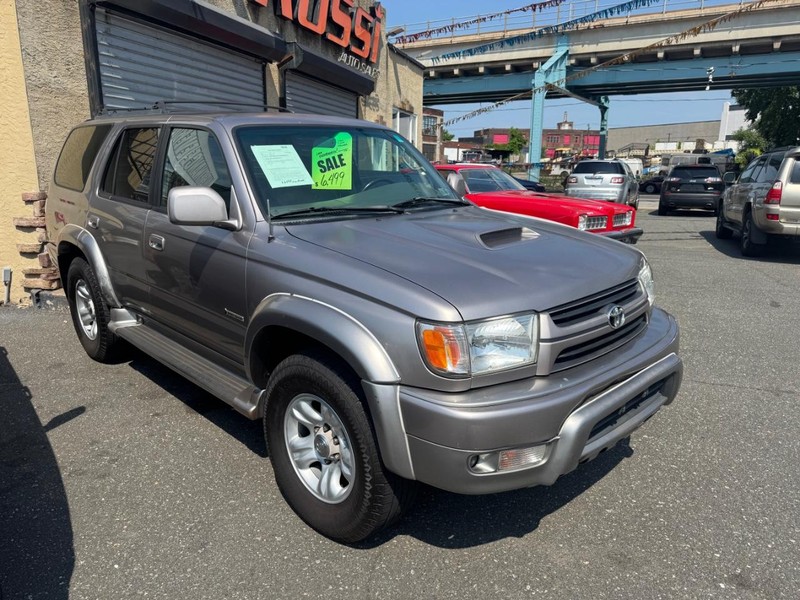 Toyota 4Runner Vehicle Full-screen Gallery Image 02