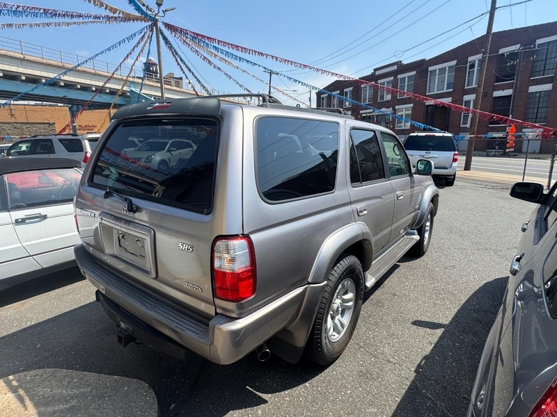 Toyota 4Runner Vehicle Full-screen Gallery Image 03