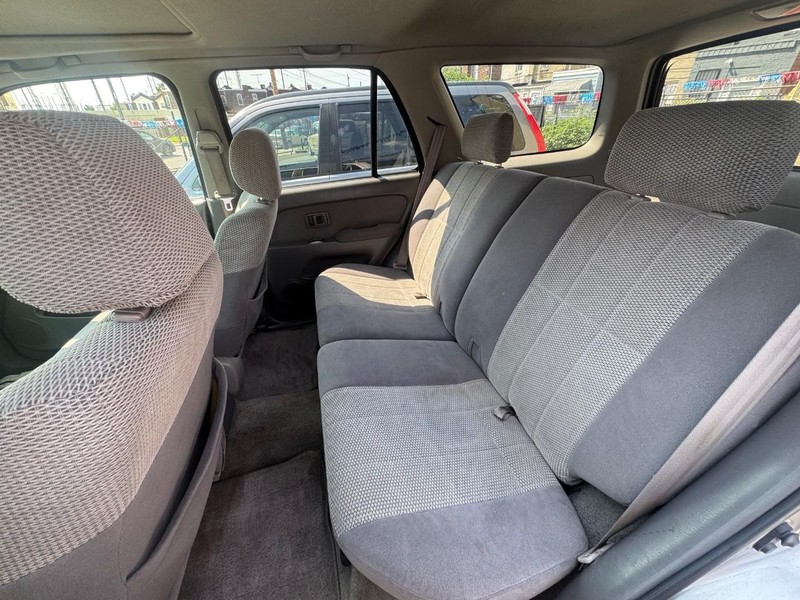 Toyota 4Runner Vehicle Full-screen Gallery Image 06