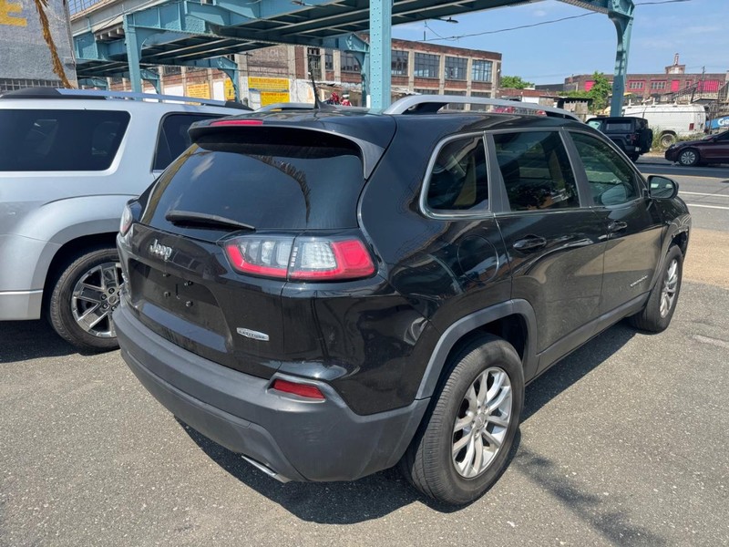 Jeep Cherokee Vehicle Full-screen Gallery Image 03