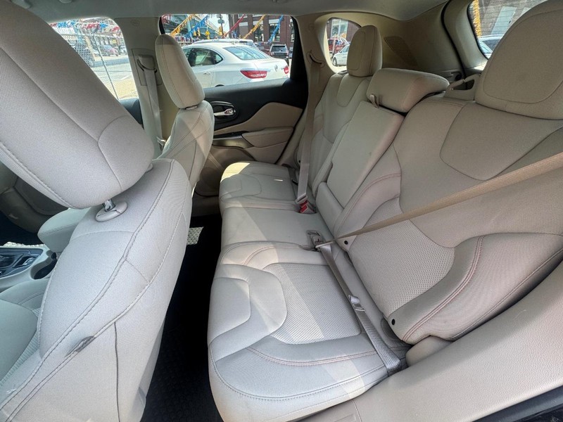 Jeep Cherokee Vehicle Full-screen Gallery Image 07