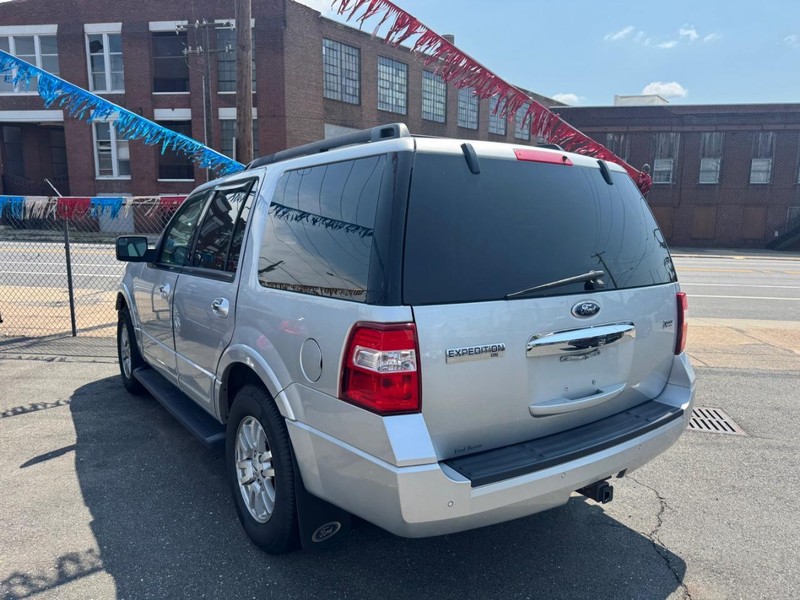 Ford Expedition Vehicle Full-screen Gallery Image 02