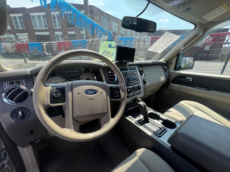 Ford Expedition Vehicle Full-screen Gallery Image 04