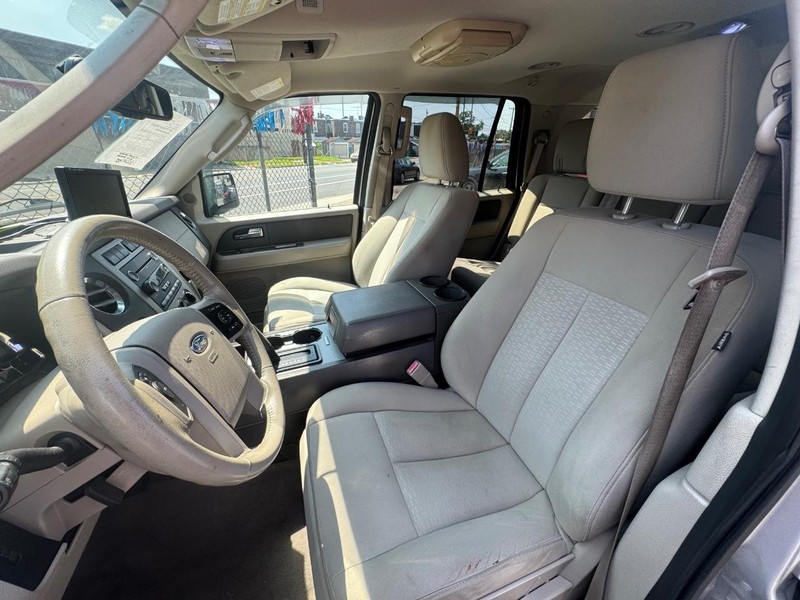 Ford Expedition Vehicle Full-screen Gallery Image 05