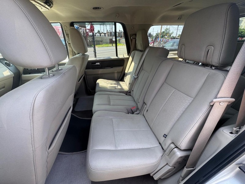 Ford Expedition Vehicle Full-screen Gallery Image 06