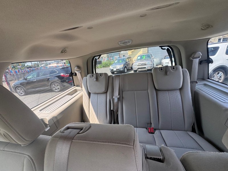 Ford Expedition Vehicle Full-screen Gallery Image 07