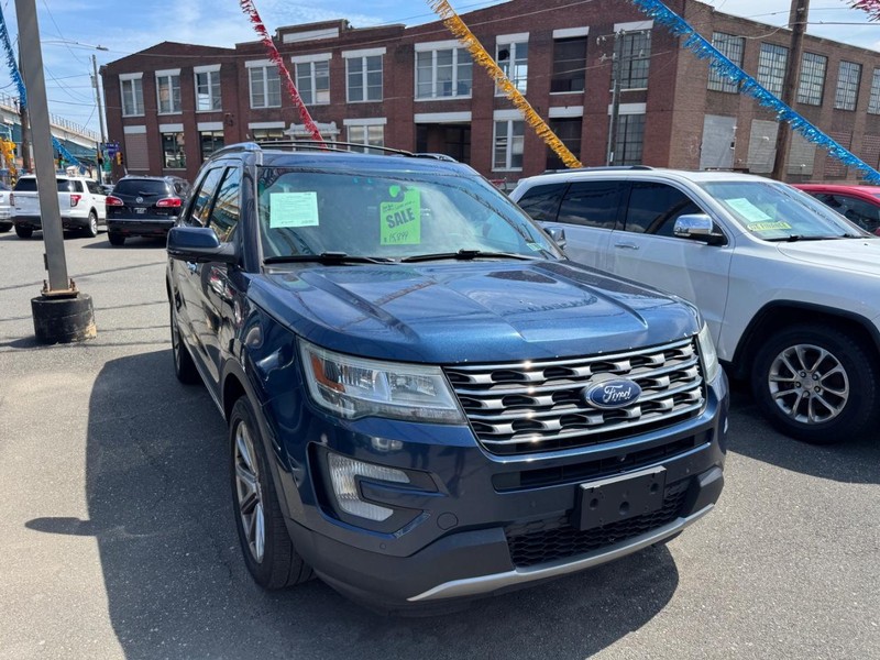 Ford Explorer Vehicle Full-screen Gallery Image 02