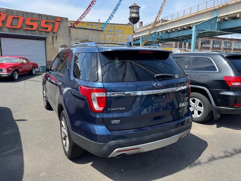 Ford Explorer Vehicle Full-screen Gallery Image 04