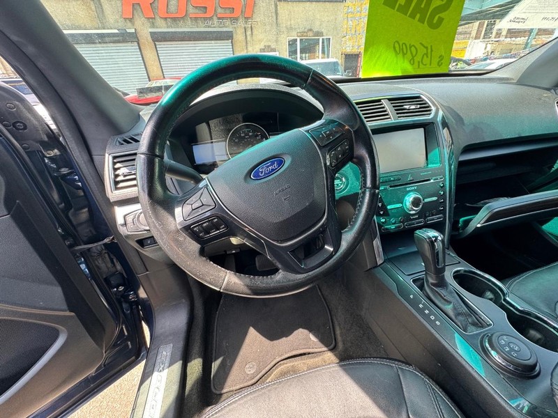 Ford Explorer Vehicle Full-screen Gallery Image 05