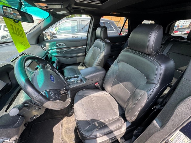 Ford Explorer Vehicle Full-screen Gallery Image 06