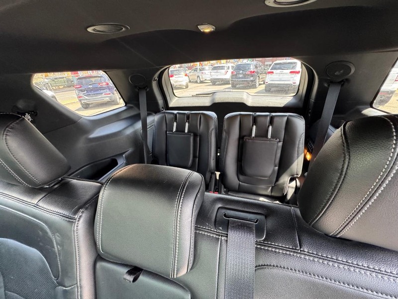 Ford Explorer Vehicle Full-screen Gallery Image 07