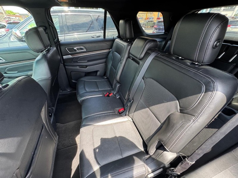 Ford Explorer Vehicle Full-screen Gallery Image 08