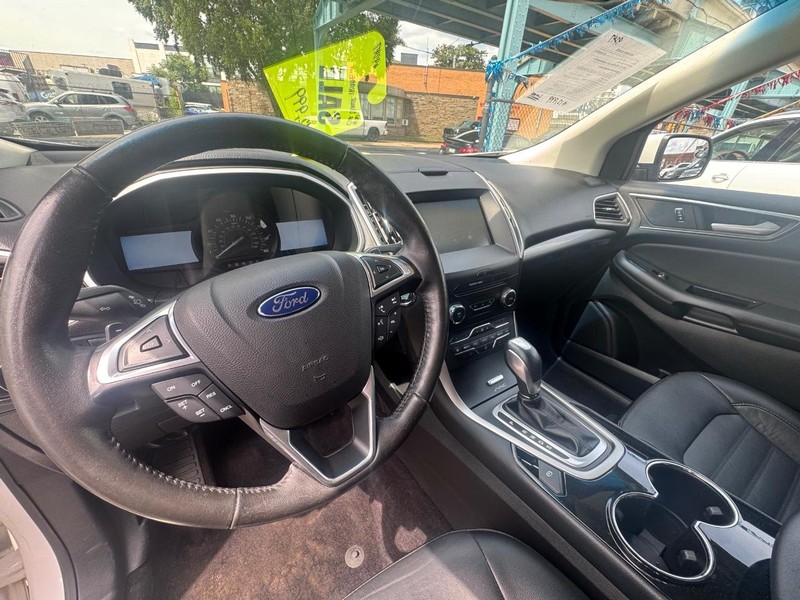Ford Edge Vehicle Full-screen Gallery Image 05