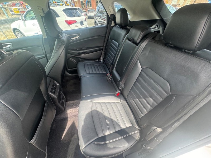 Ford Edge Vehicle Full-screen Gallery Image 07