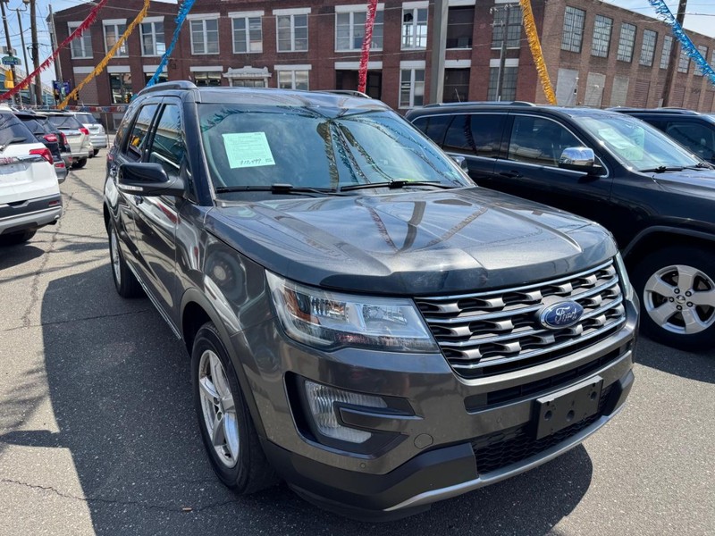 Ford Explorer Vehicle Full-screen Gallery Image 02
