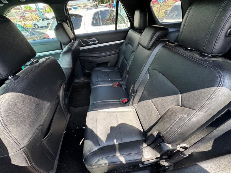 Ford Explorer Vehicle Full-screen Gallery Image 07